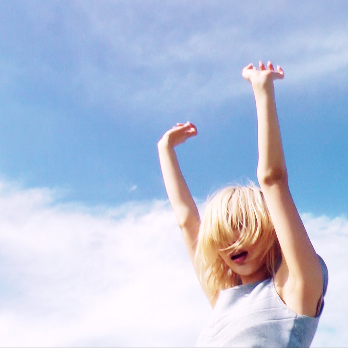 Daine reaching to the sky